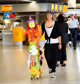 Halloween-Aktion-Kinder-am-Flughafen-Frankfur